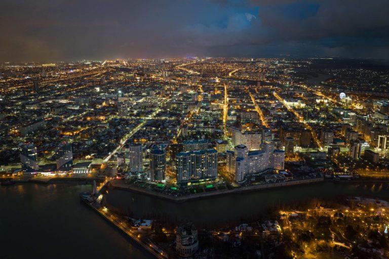 Фотограф снял с высоты Мост поцелуев и центр Краснодара