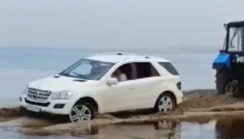 Mercedes увяз в песке на пляже в Анапе: видео