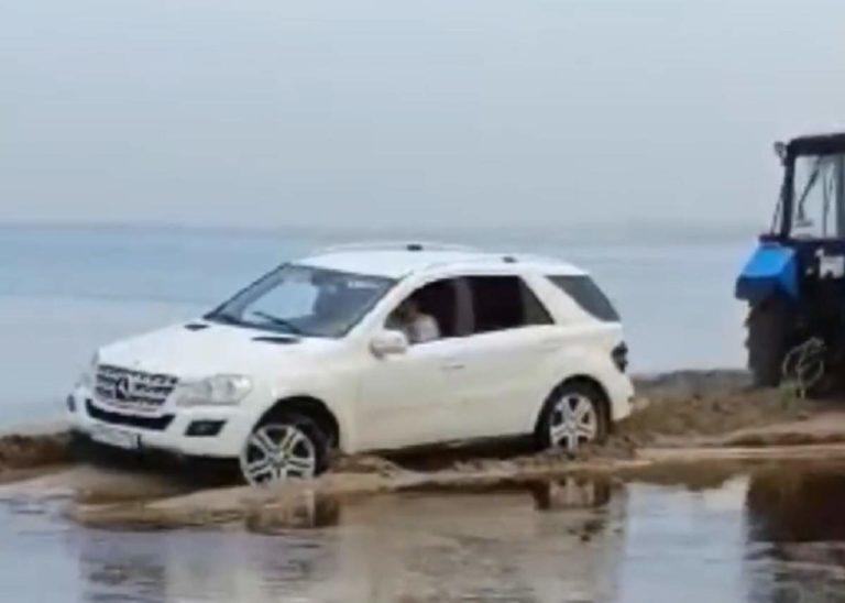 Mercedes увяз в песке на пляже в Анапе: видео