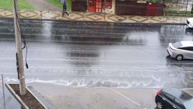В центре Краснодара новый асфальт покрылся белыми пятнами