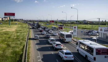 Перед Крымским мостом стоят 235 машин