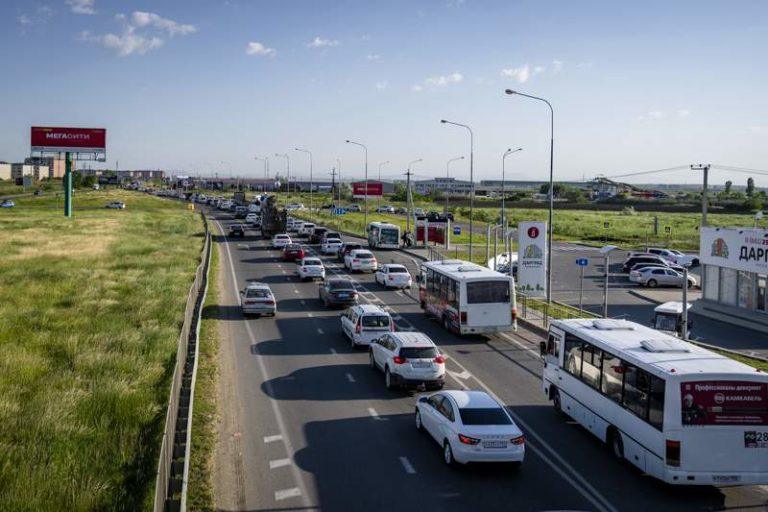 Перед Крымским мостом стоят 235 машин