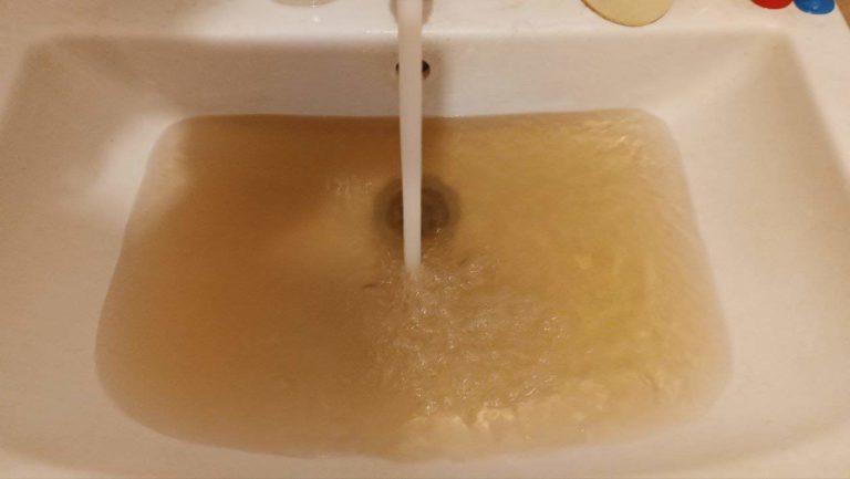 В центре Краснодара течёт ржавая вода