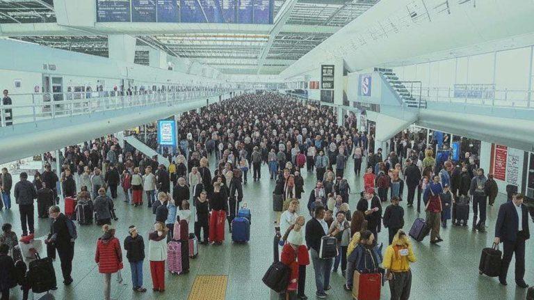 В Сочи 150 туристов почти сутки не могут улететь в Стамбул