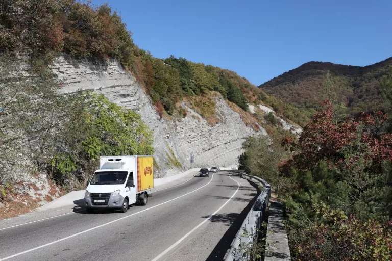 Автодор не связывает пробки к Сочи с большегрузами