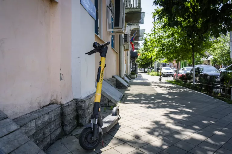 В Краснодаре запретили электросамокаты на улице Красной рядом с их парковками
