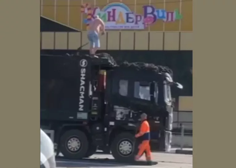 В Сочи водитель утопил фуру в навозе