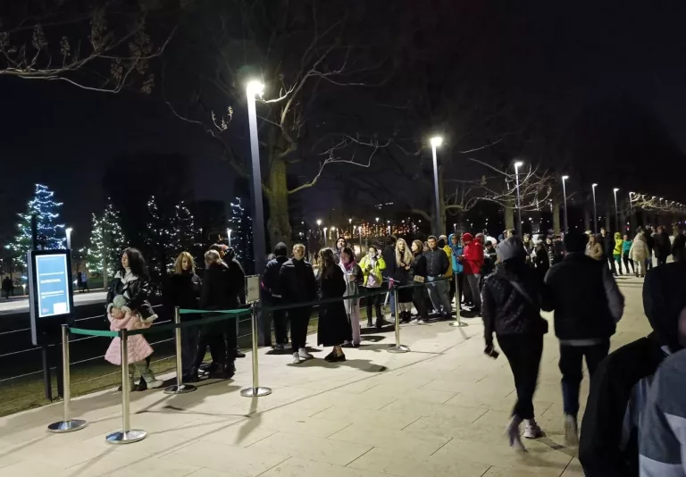 Краснодарка продаёт себя в парке Галицкого для ожидания в очереди к Японскому саду