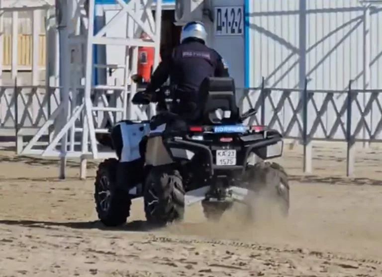 На пляже Анапы полицейские устроили гонки на квадроциклах