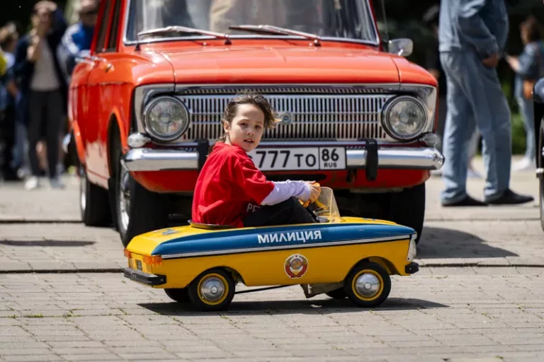 Фото выставки военной техники и ретро авто в Краснодаре