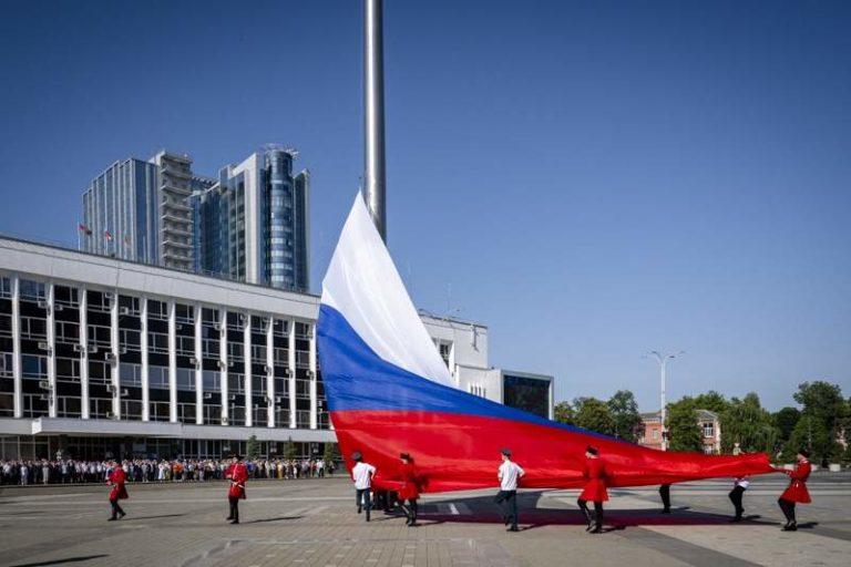 В Краснодаре при зловонии подняли триколор и собрали флаг России из роз