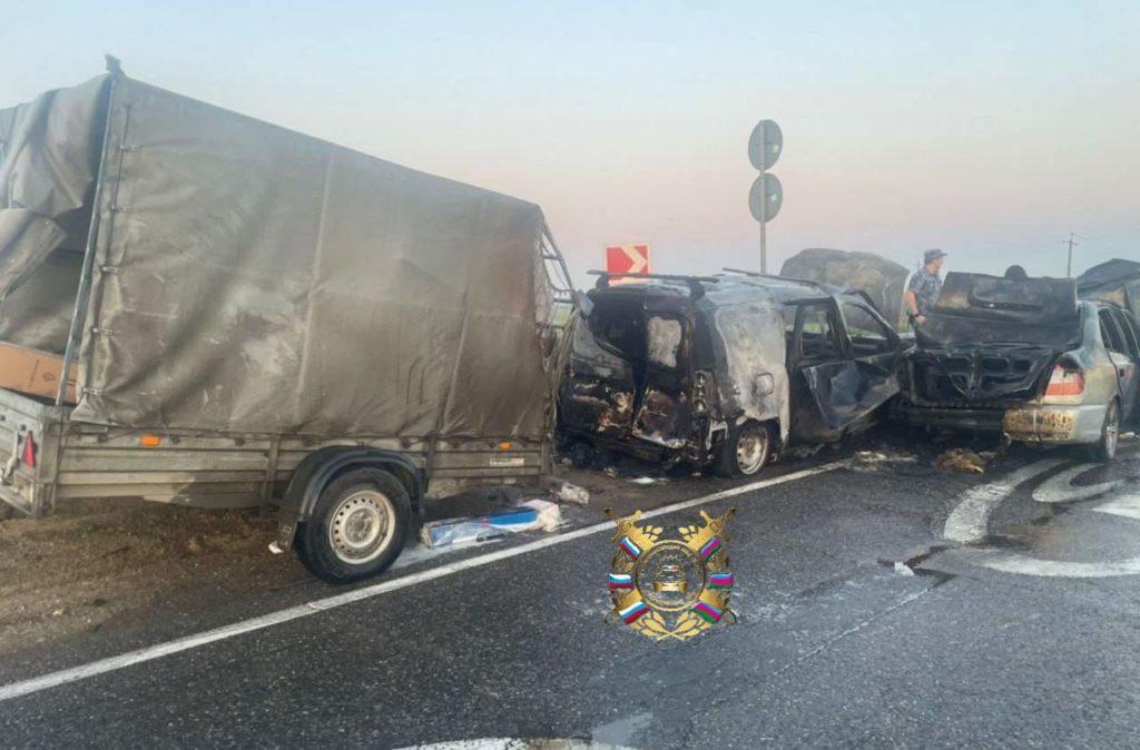 Два авто сгорели в лобовом ДТП в Краснодарском крае