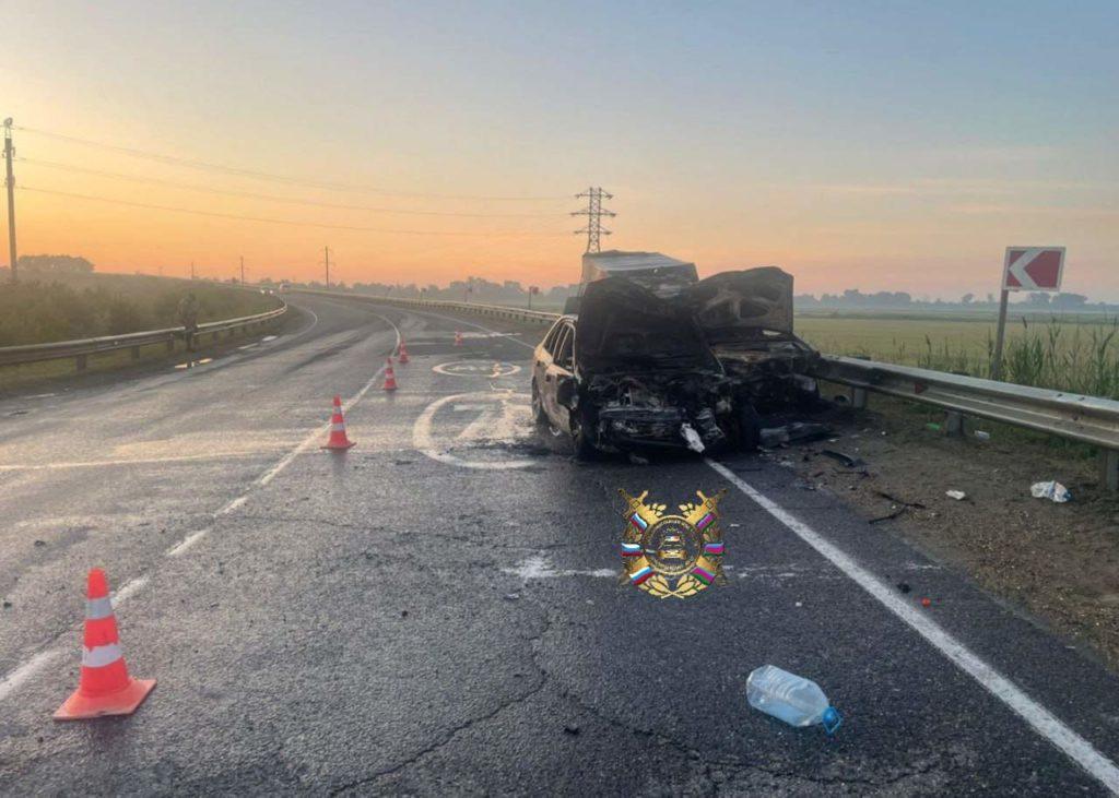 Два авто сгорели в лобовом ДТП в Краснодарском крае