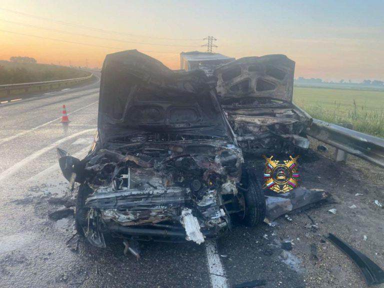 Два авто сгорели в лобовом ДТП в Краснодарском крае