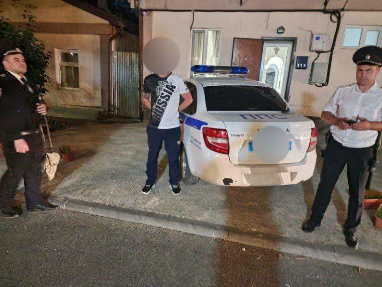 Турист избил девушку и полицейского в Анапе