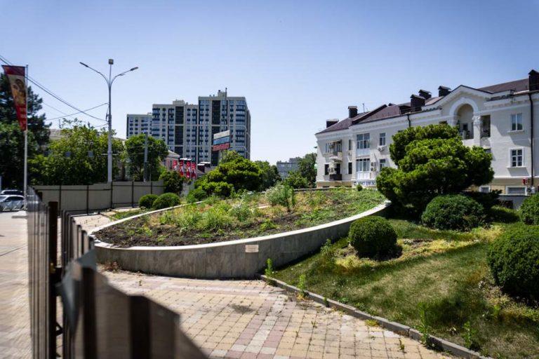 В Краснодаре убрали цветочные часы и перекопали бывший рынок