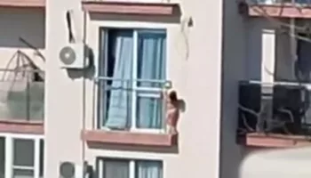 В Сочи маленькая девочка повисла на перилах балкона