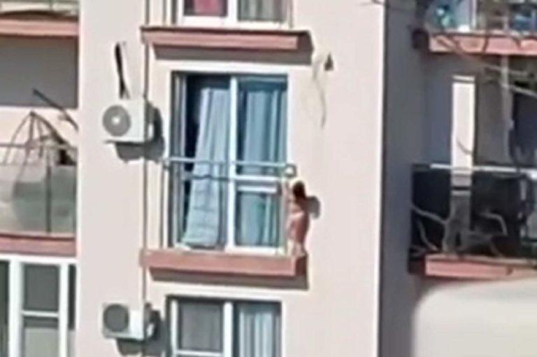 В Сочи маленькая девочка повисла на перилах балкона