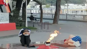 В Геленджике пьяные туристы уснули на Вечном огне