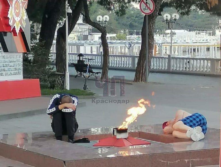 В Геленджике пьяные туристы уснули на Вечном огне