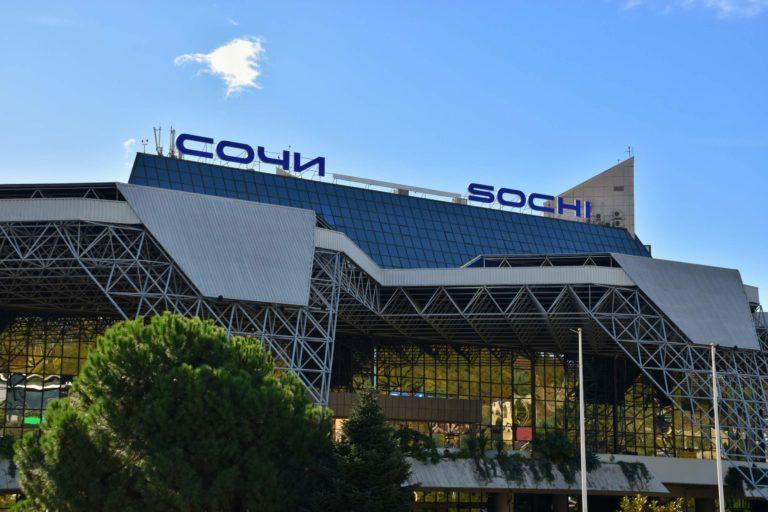 Аэропорт Сочи попросил пассажиров приезжать за 4 часа до вылета