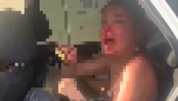 Под Краснодаром мужчины силой затащили девушку в авто: видео