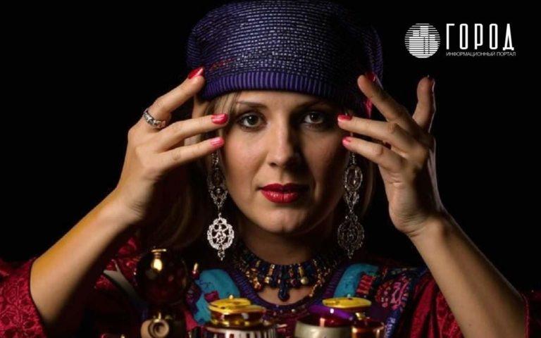 Гадалка загнала краснодарку в огромные долги страхом порчи