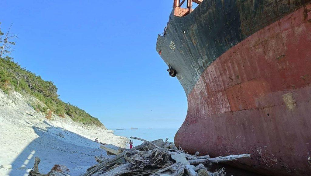 Сухогруз «Рио» штормом выбросило на берег перед распилом на металлолом