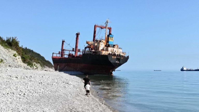 Сухогруз «Рио» штормом выбросило на берег перед распилом на металлолом