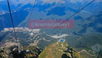 В горах Сочи больше часа стоит канатная дорога с туристами