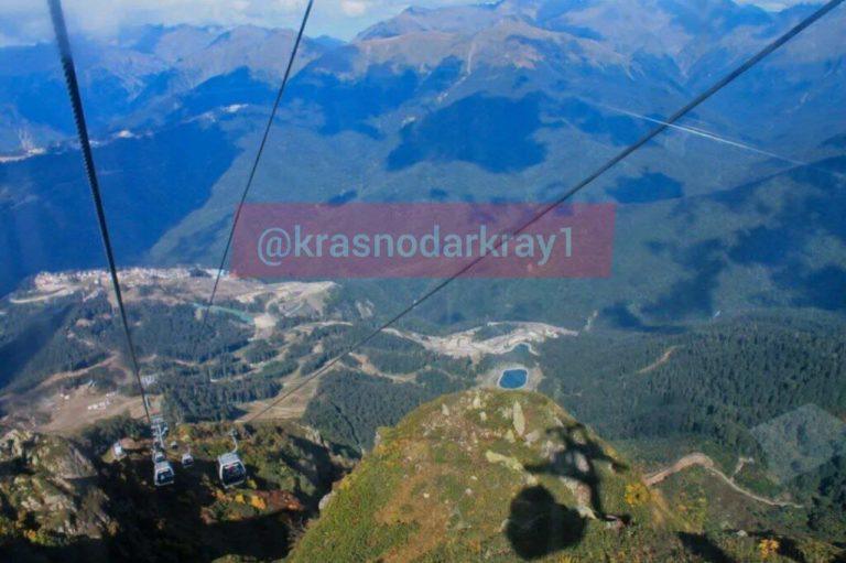 В горах Сочи больше часа стоит канатная дорога с туристами