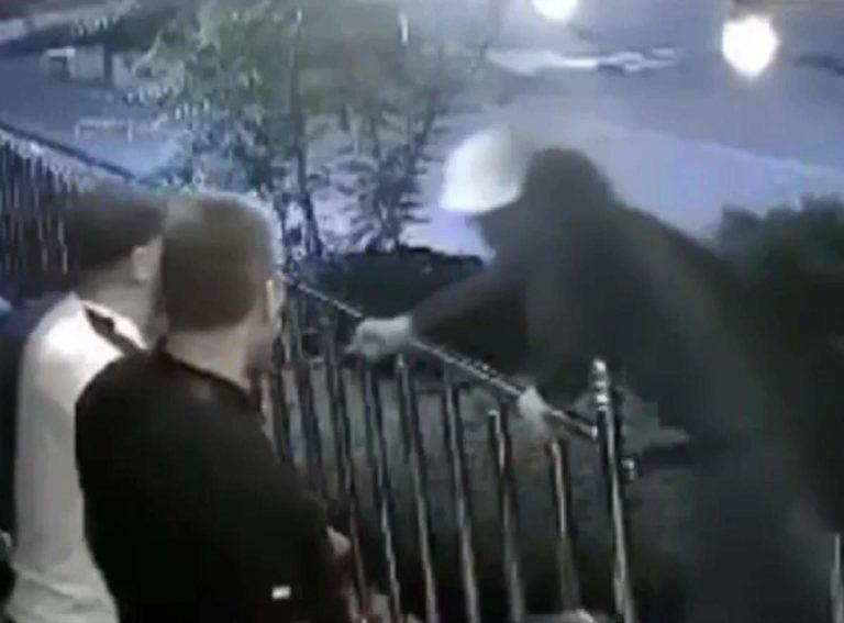 Мужчину расстреляли в кальянной Крымска на видео