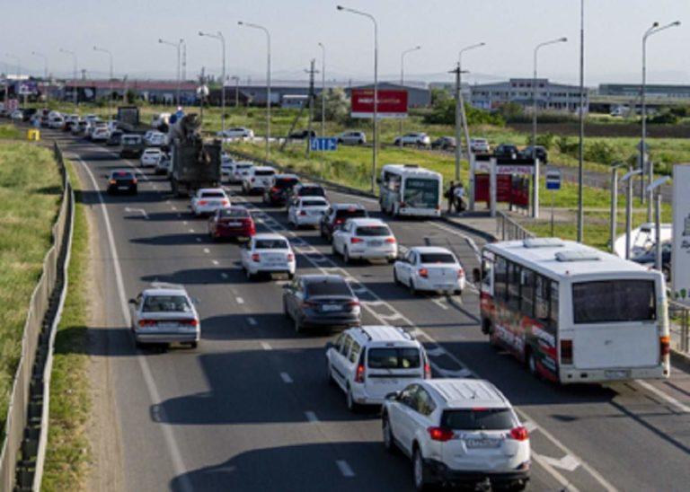 Огромная пробка с туристами стоит перед Крымским мостом