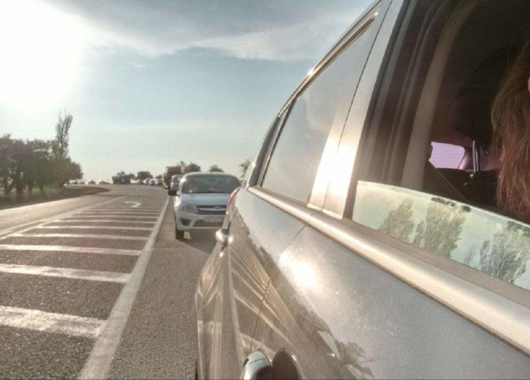 На трассе М-4 туристы стоят в 40-километровой пробке к морю