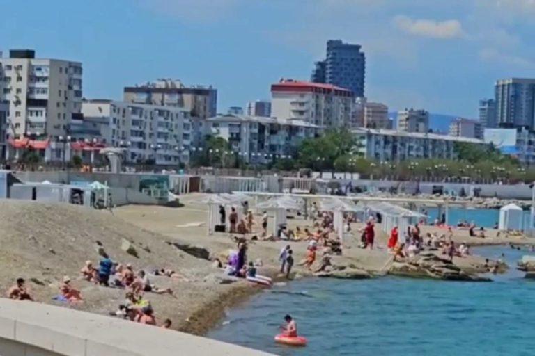 В Новороссийске туристы массово купаются в фекалиях
