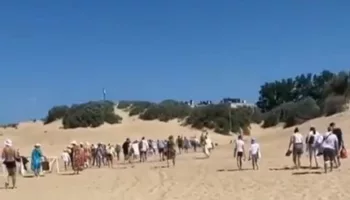 Сотни туристов эвакуировали с пляжей Витязево: видео