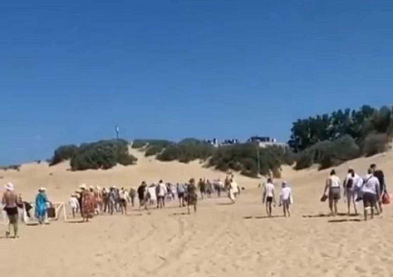 Сотни туристов эвакуировали с пляжей Витязево: видео