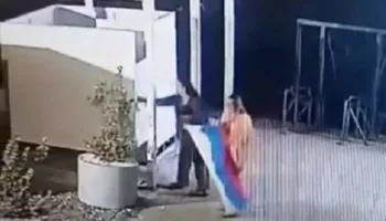 Туристки украли флаг России с пляжа Новороссийска: видео