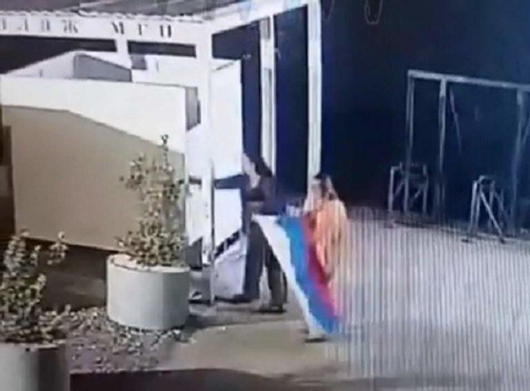 Туристки украли флаг России с пляжа Новороссийска: видео