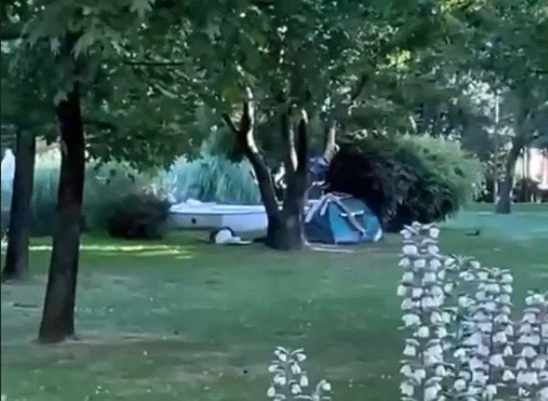 Туристы живут в палатках на улицах Сочи из-за высоких цен: видео