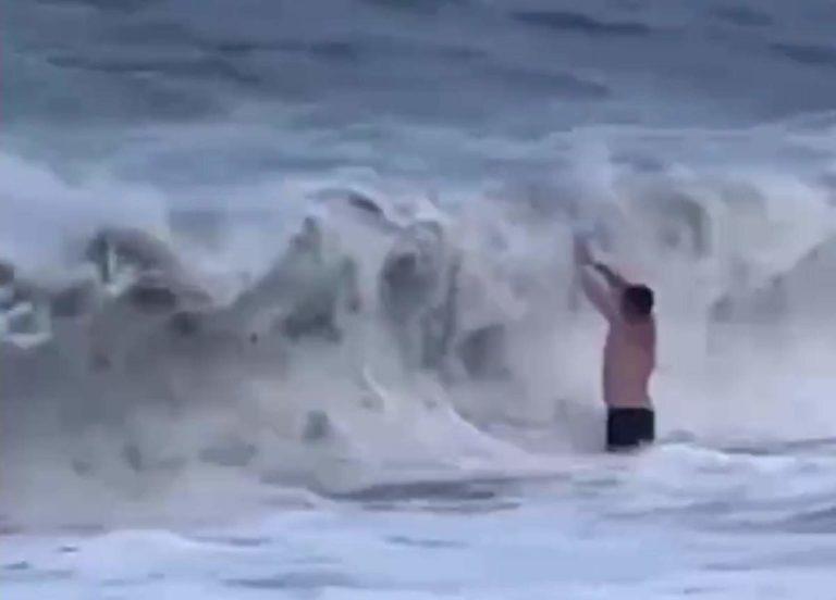 Спасатель оценил шансы в 50% найти тело унесённой штормом туристки в Сочи