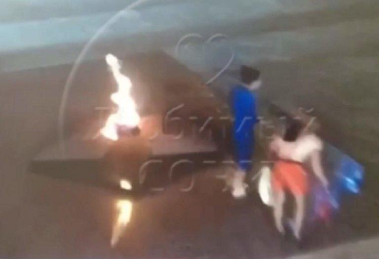 В Сочи туристы сожгли пакеты с мусором в Вечном огне: видео