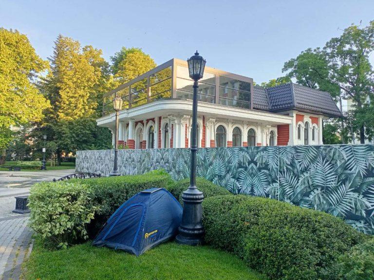 Туристы поселились в палатке у кафе с дурной славой в центре Краснодара