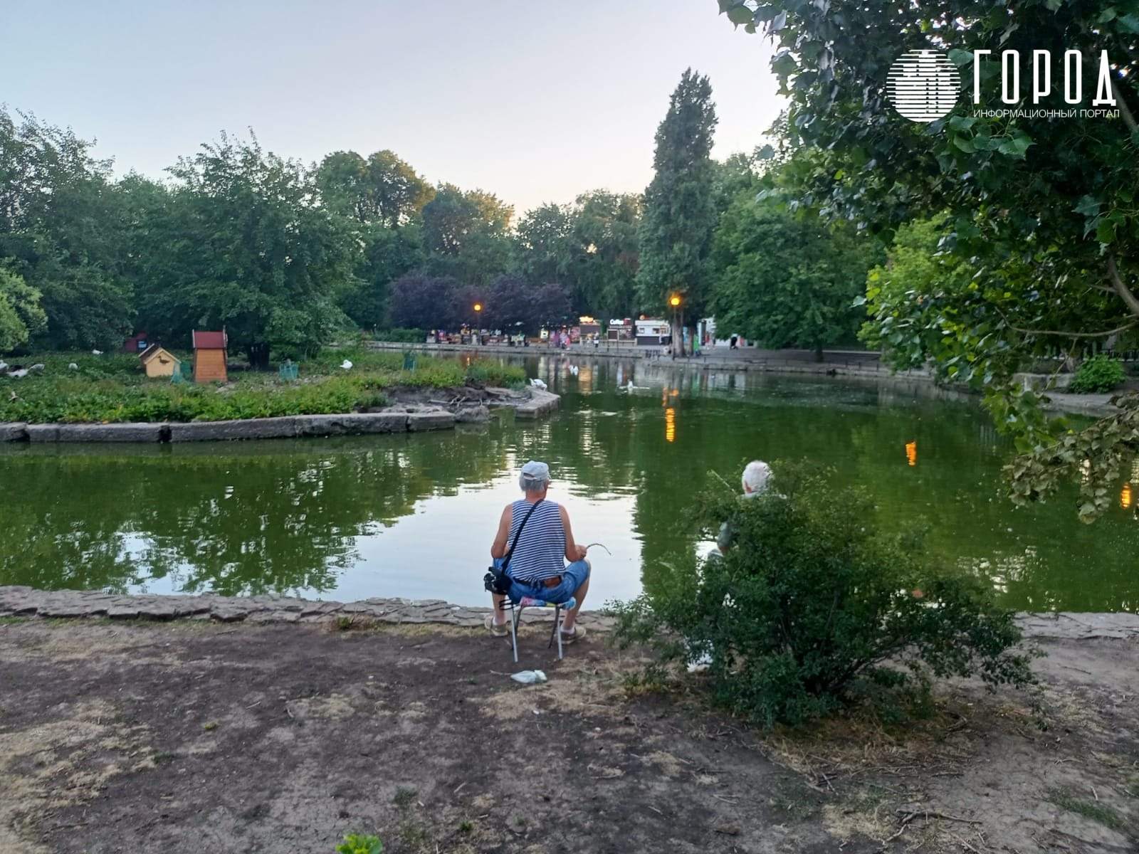 новости краснодара, пенсионеры, ловят рыбу, горсад, пруд, нищие, бедность