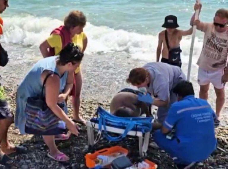 На пляже Чёрного моря врачи адреналином спасают туриста: видео