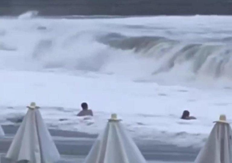 МЧС назвало причину гибели туристки на пляже Сочи