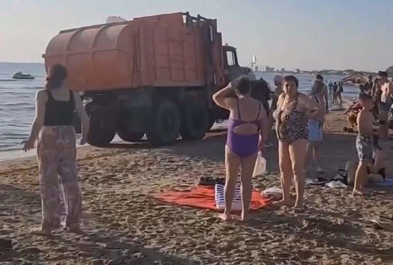 Мусоровоз разогнал туристов на пляже Анапы
