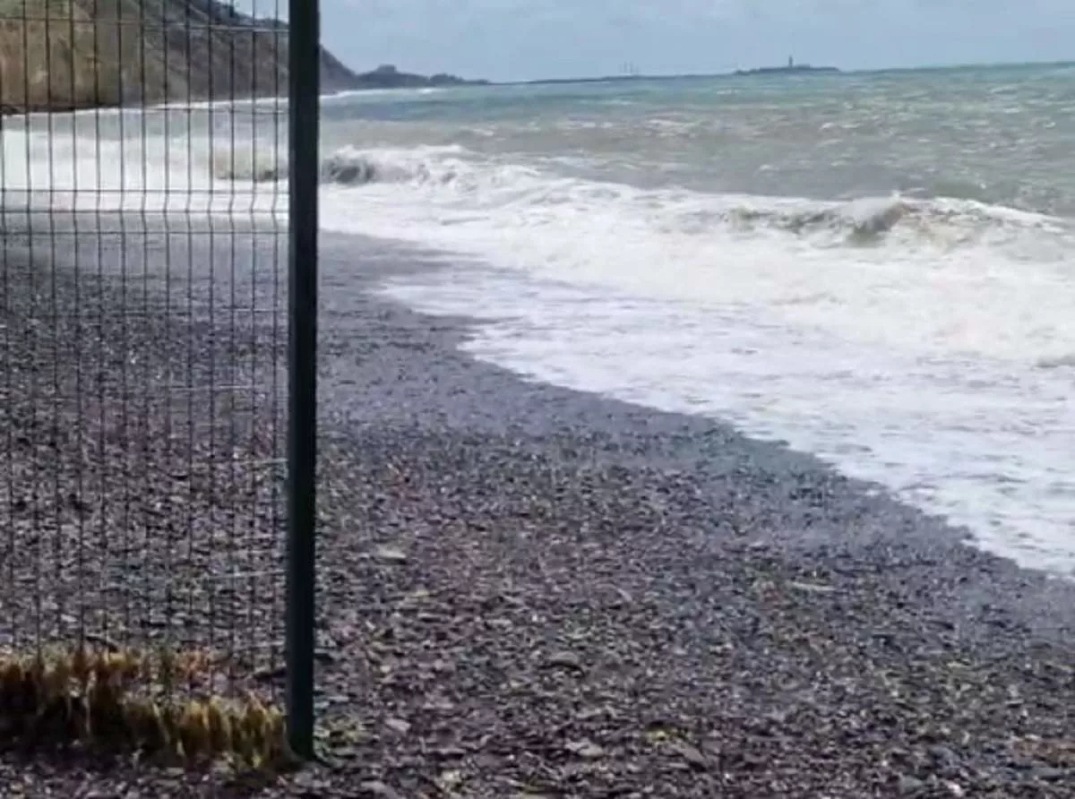 Шторм снёс часть ненавистного забора на пляже в Сукко