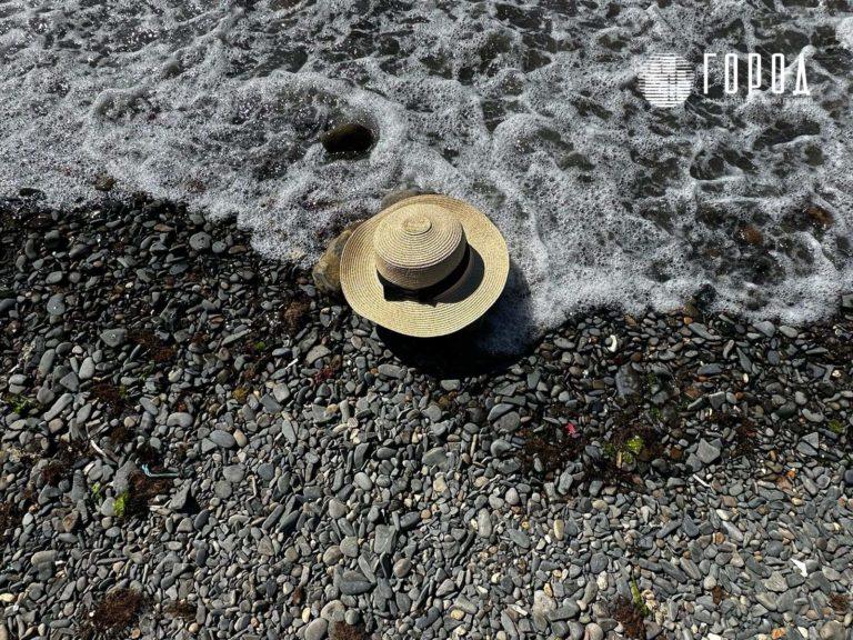 Туристы покидают пляжи Чёрного моря в Краснодарском крае