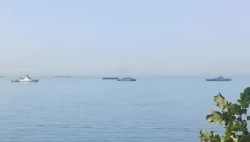 Три военных корабля приплыли на пляж Чёрного моря